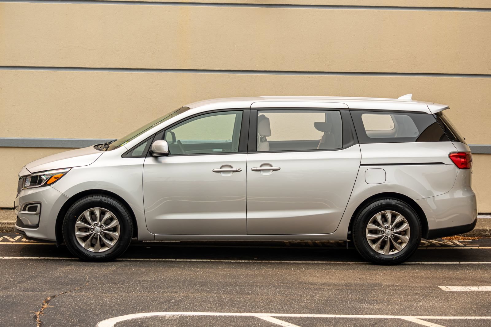 Used 2019 Kia Sedona L FWD image 10