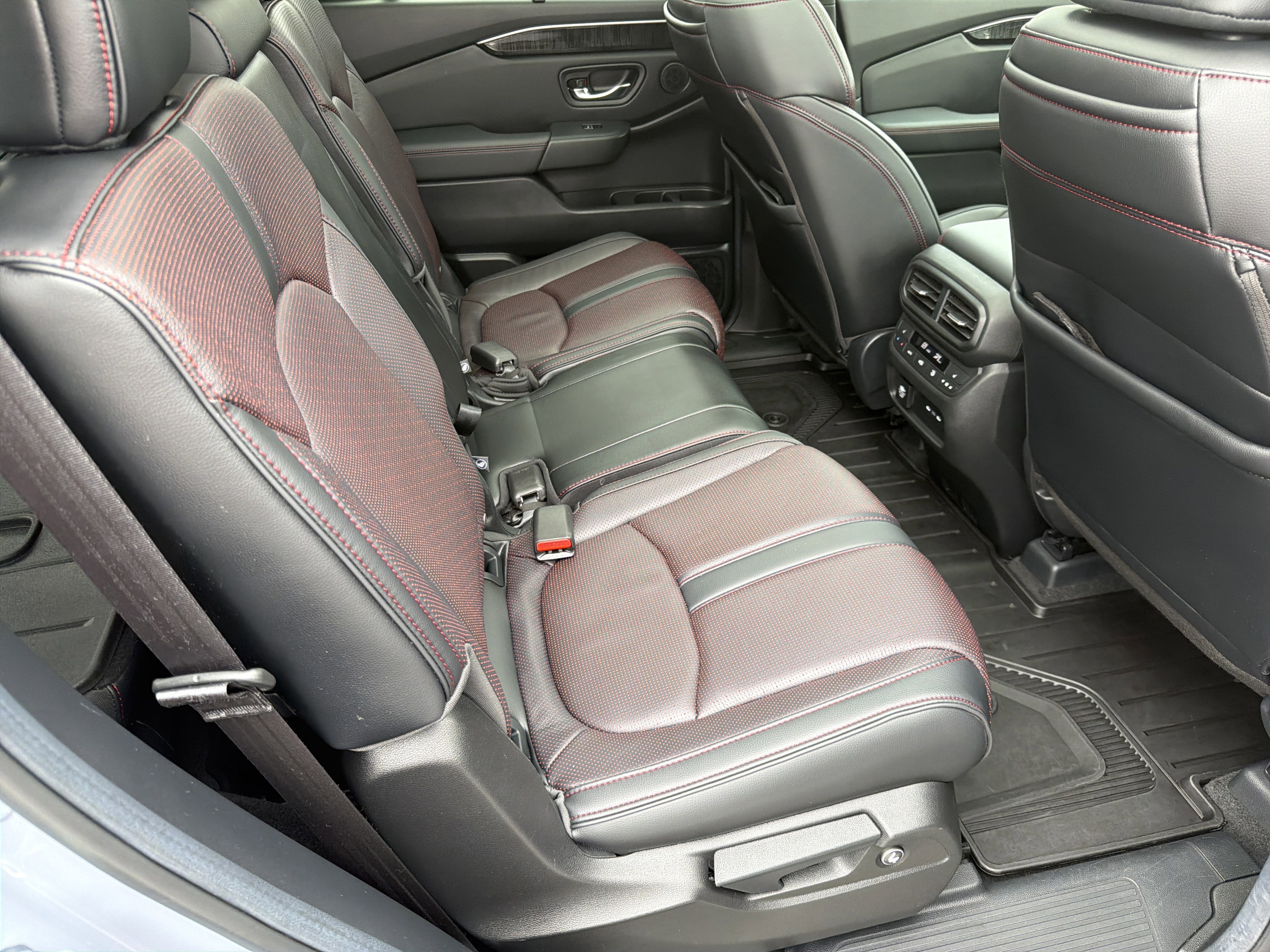 Used 2025 Honda Pilot Black Edition image 26