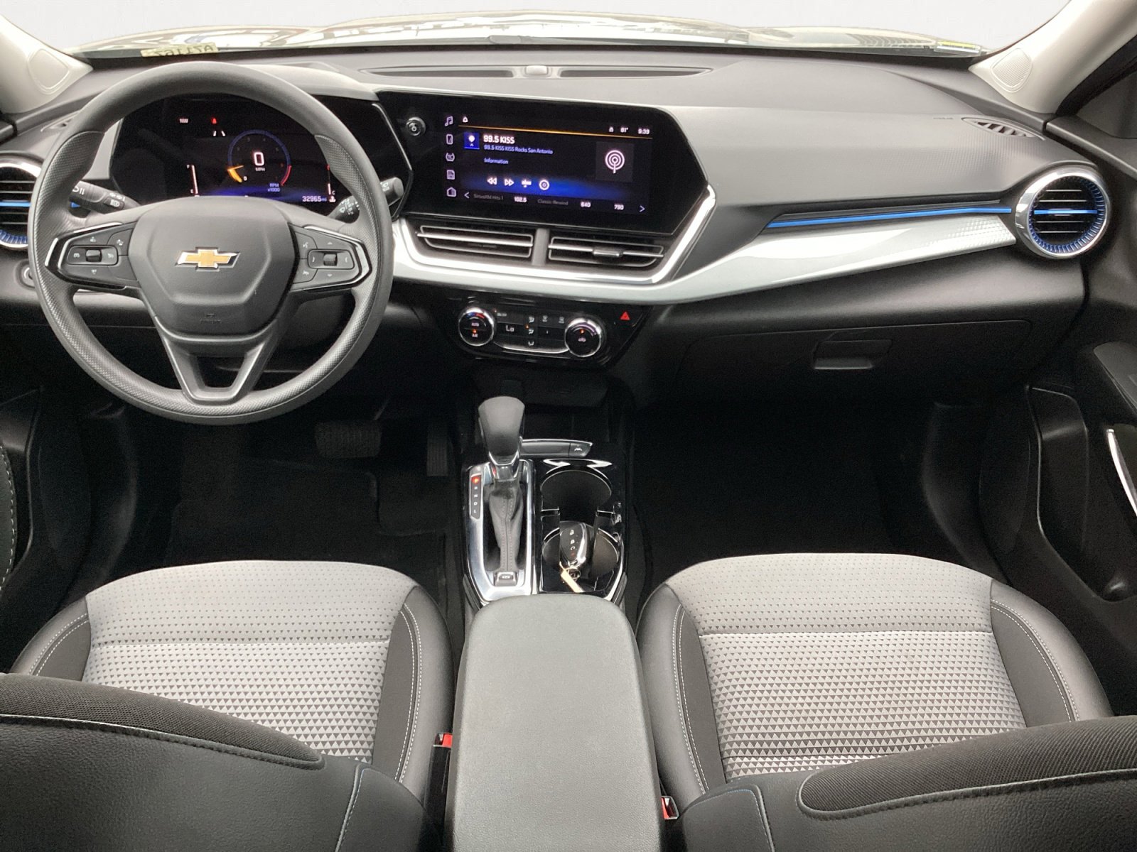 Used 2025 Chevrolet Trax LT FWD image 4