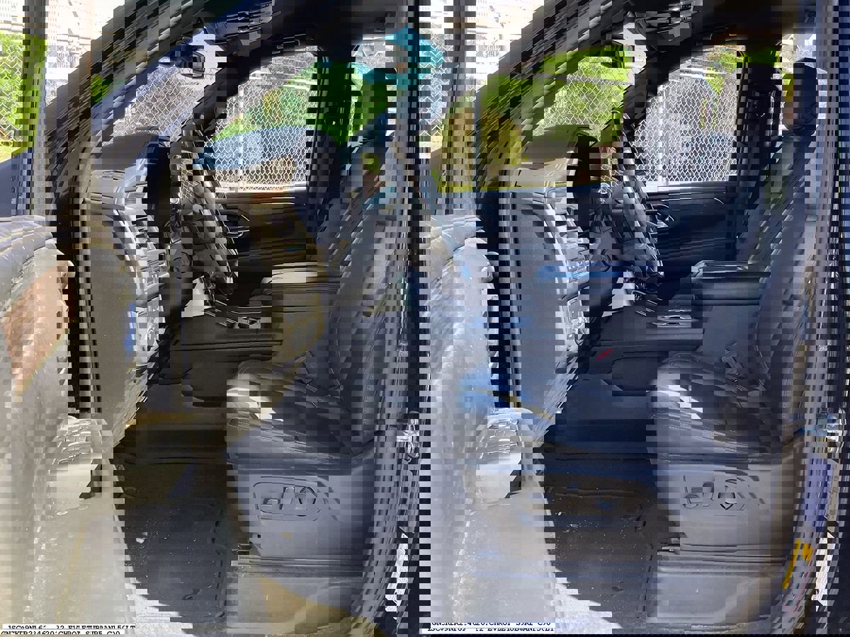 Used 2022 Chevrolet Suburban LT w/ Luxury Package image 8