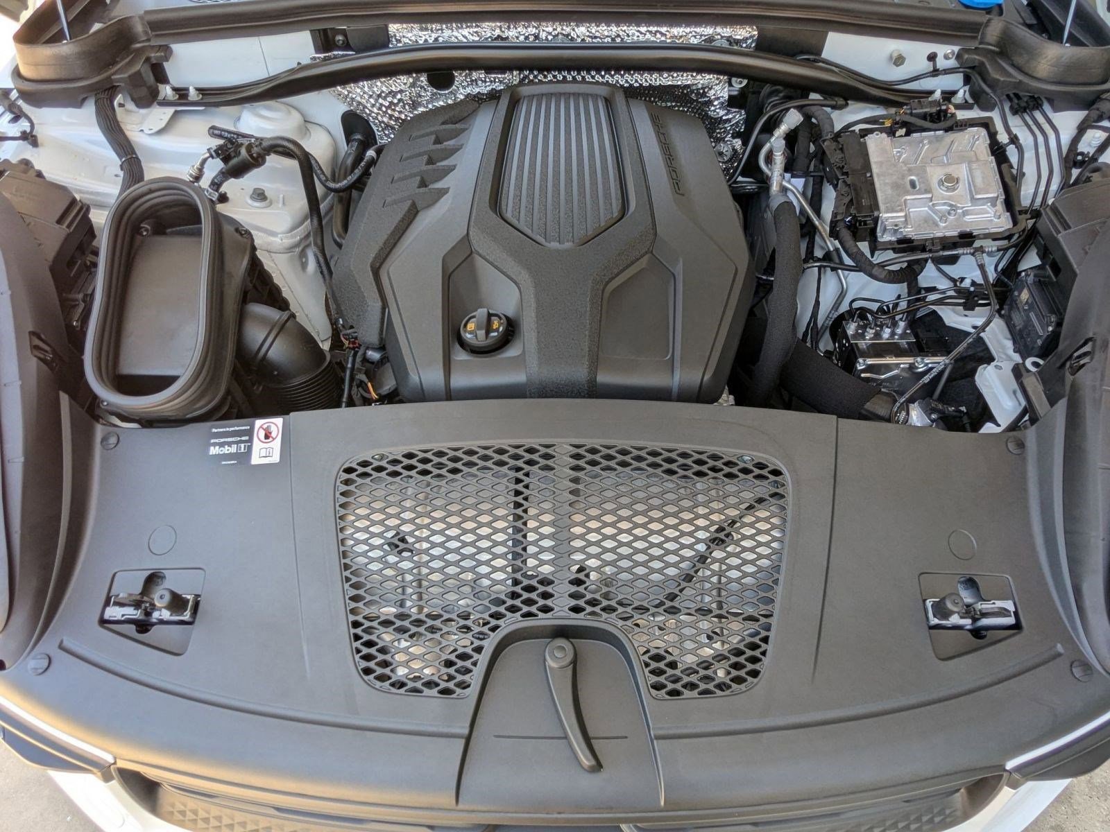 Used 2025 Porsche Macan image 28