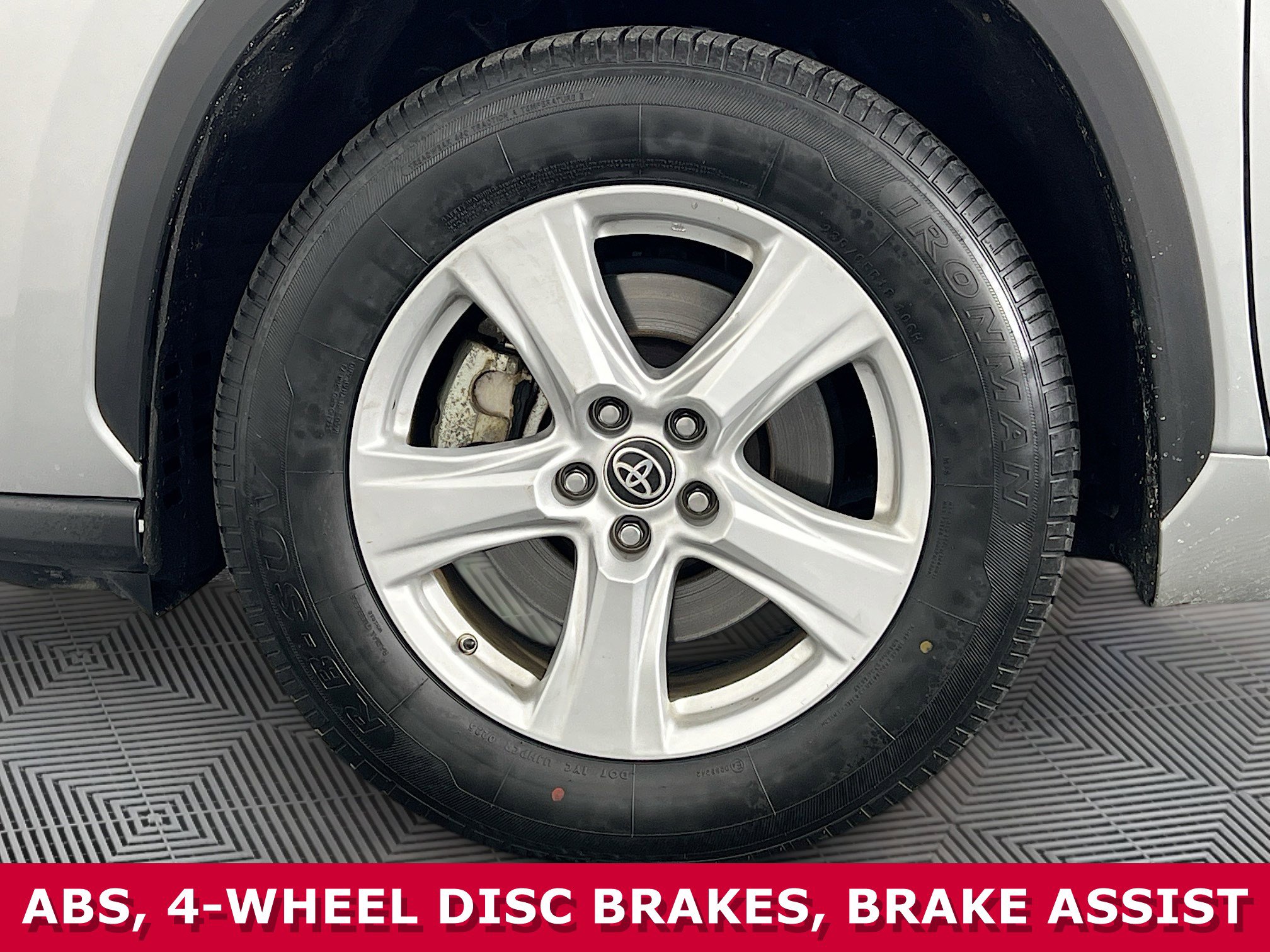 Used 2023 Toyota Highlander LE image 32