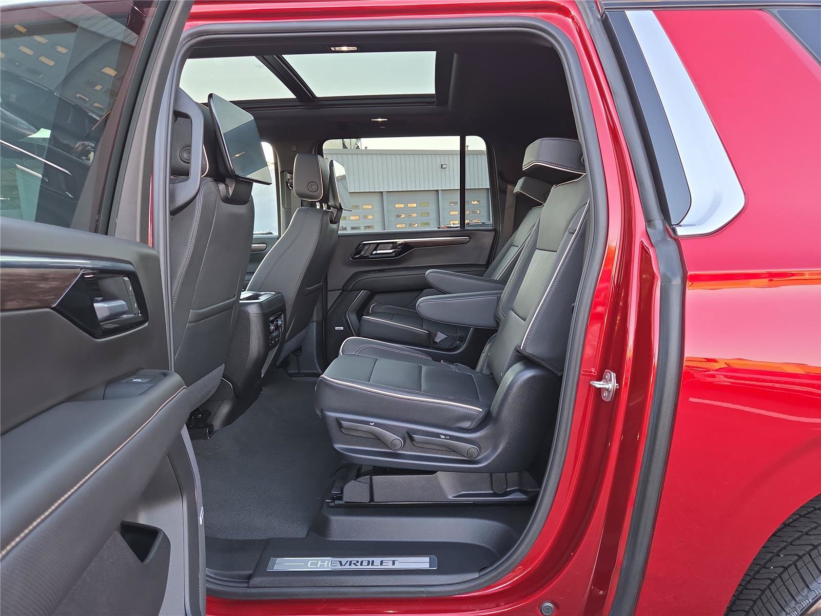 Used 2025 Chevrolet Suburban Premier AWD/4WD image 23