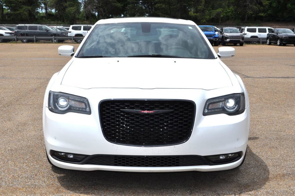 Used 2023 Chrysler 300 S w/ Comfort Group RWD image 4