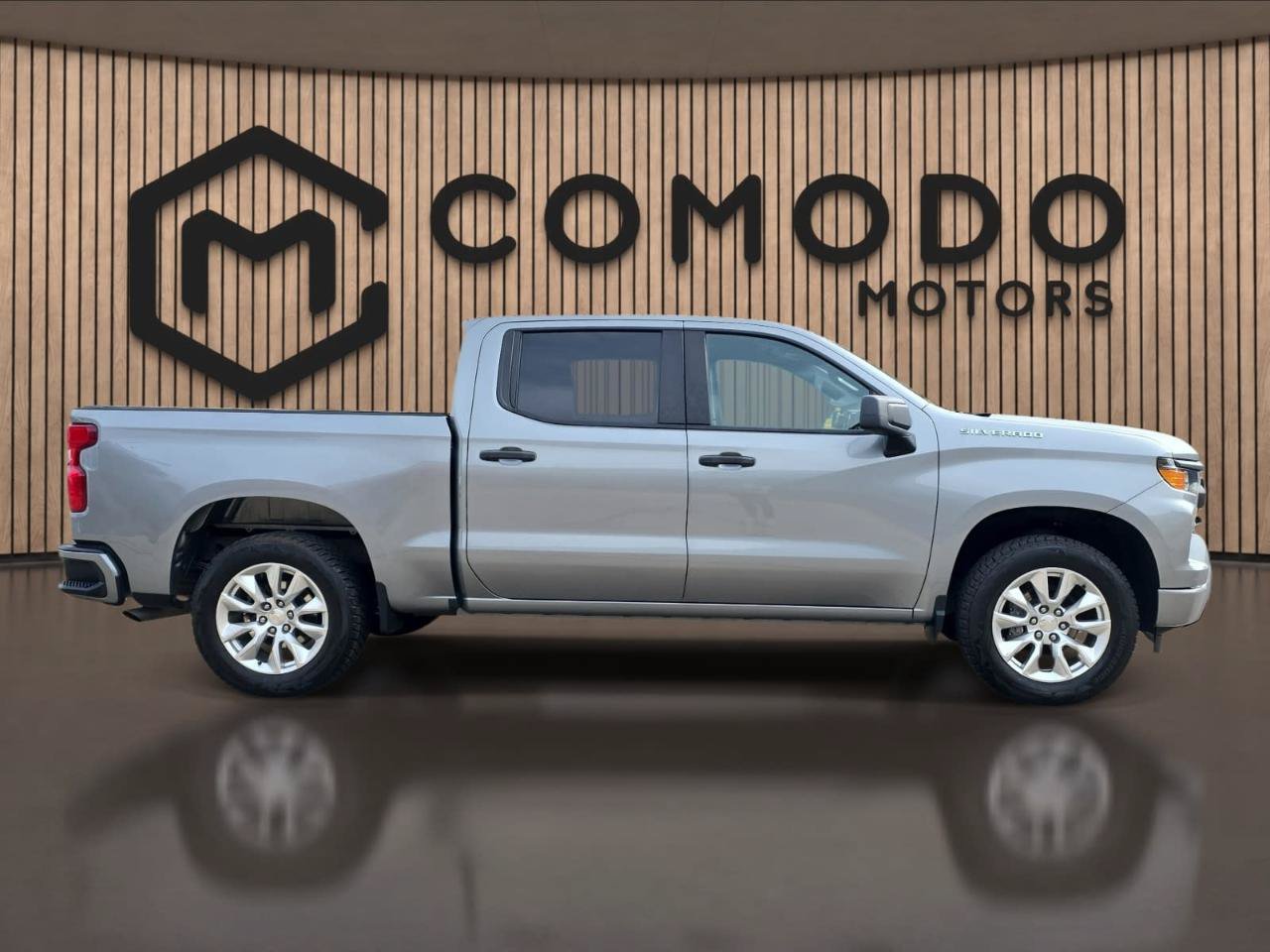 Used 2023 Chevrolet Silverado 1500 Custom AWD/4WD image 2