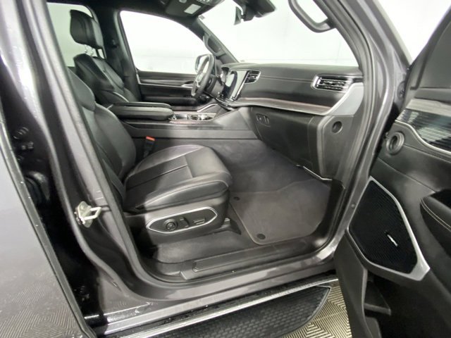 Used 2024 Jeep Wagoneer L Series II w/ Flexible Seating Group image 17