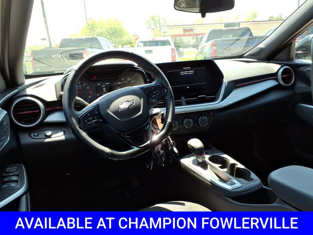 Used 2025 Chevrolet Trax RS FWD image 11