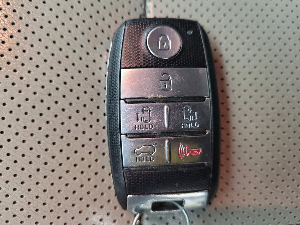Used 2017 Kia Sedona LX w/ LX Essentials Premium Package FWD image 32
