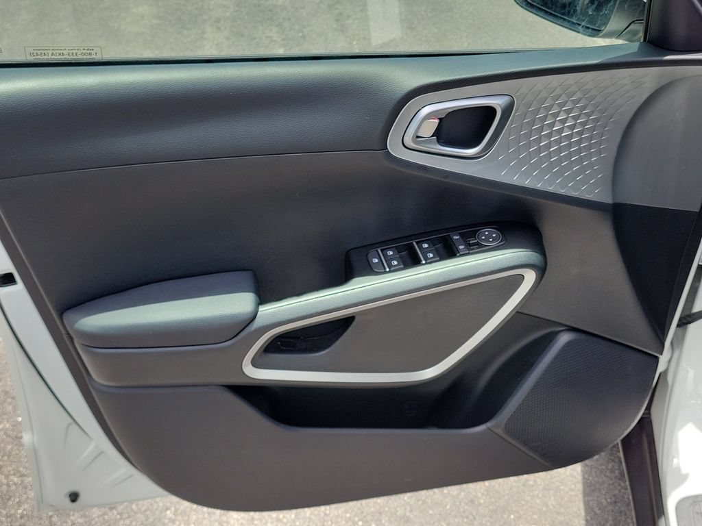 Used 2025 Kia Soul LX w/ LX Technology Package FWD image 16