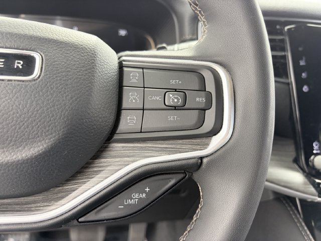 Used 2024 Jeep Wagoneer L Series II w/ Flexible Seating Group AWD/4WD image 23