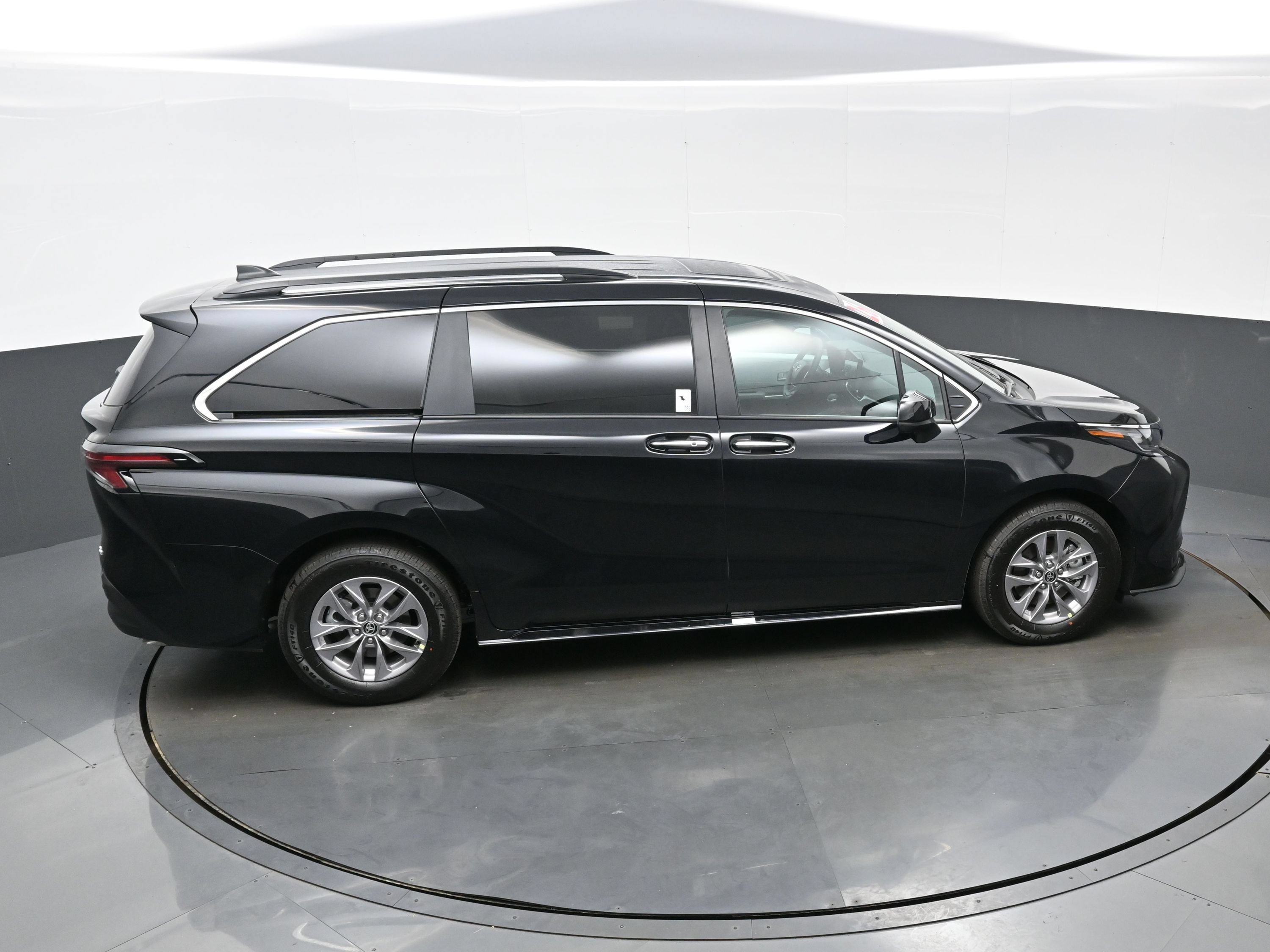 Used 2026 Toyota Sienna XLE FWD image 43