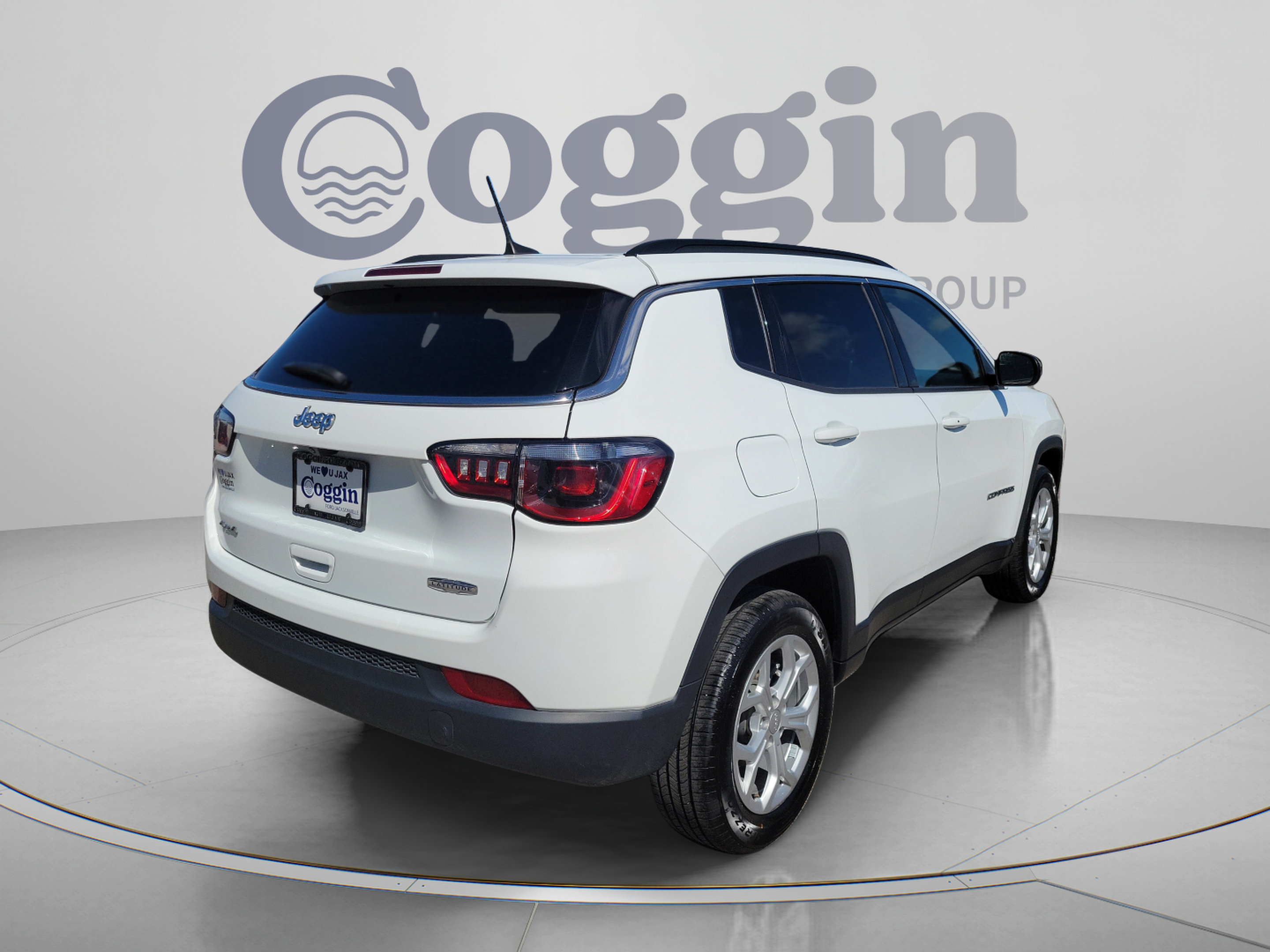 Used 2024 Jeep Compass Latitude AWD/4WD image 3
