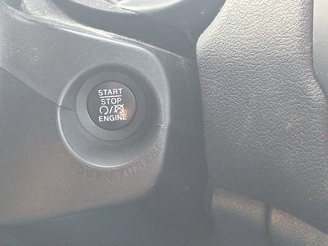 Used 2015 Jeep Renegade Latitude w/ Popular Equipment Group image 39