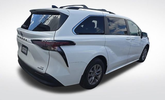 Used 2024 Toyota Sienna LE w/ LE Plus Package image 3