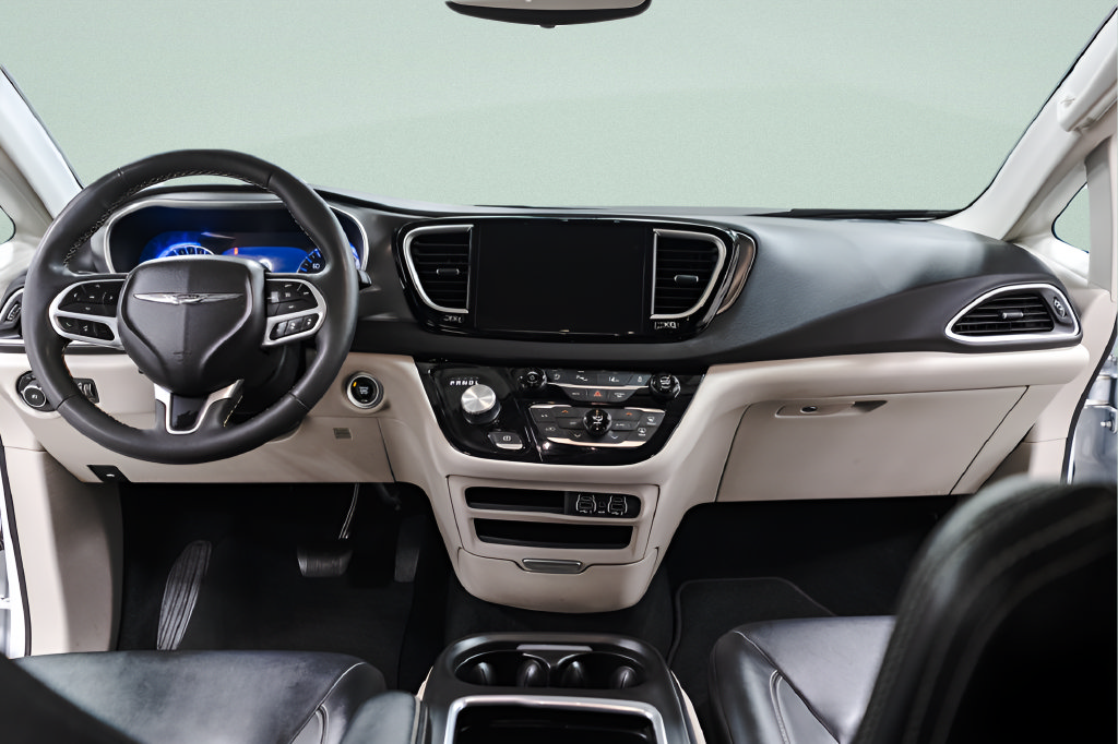 Used 2024 Chrysler Pacifica Touring-L FWD image 8