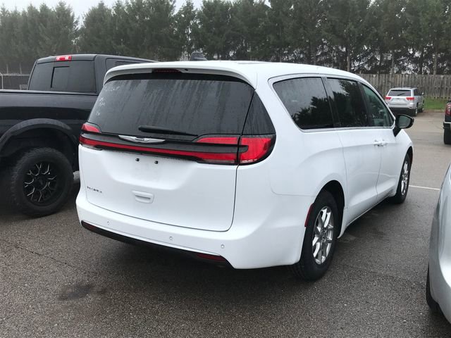 Used 2024 Chrysler Pacifica Touring-L FWD image 3