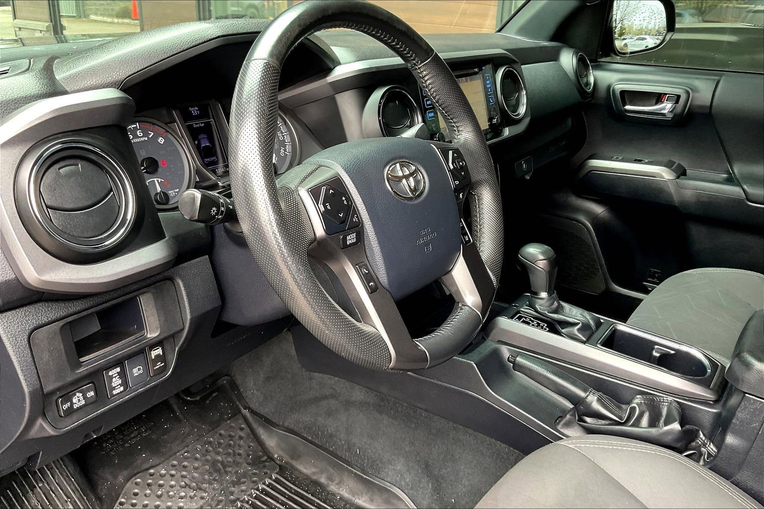 Used 2018 Toyota Tacoma TRD Off-Road w/ Technology Package AWD/4WD image 14