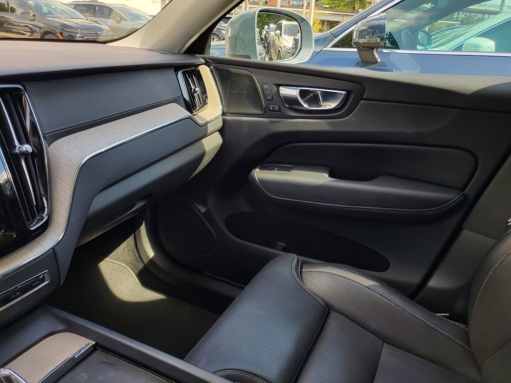 Used 2022 Volvo XC60 B5 Inscription image 22