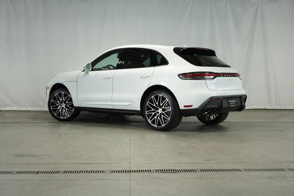 Certified 2025 Porsche Macan AWD/4WD image 3