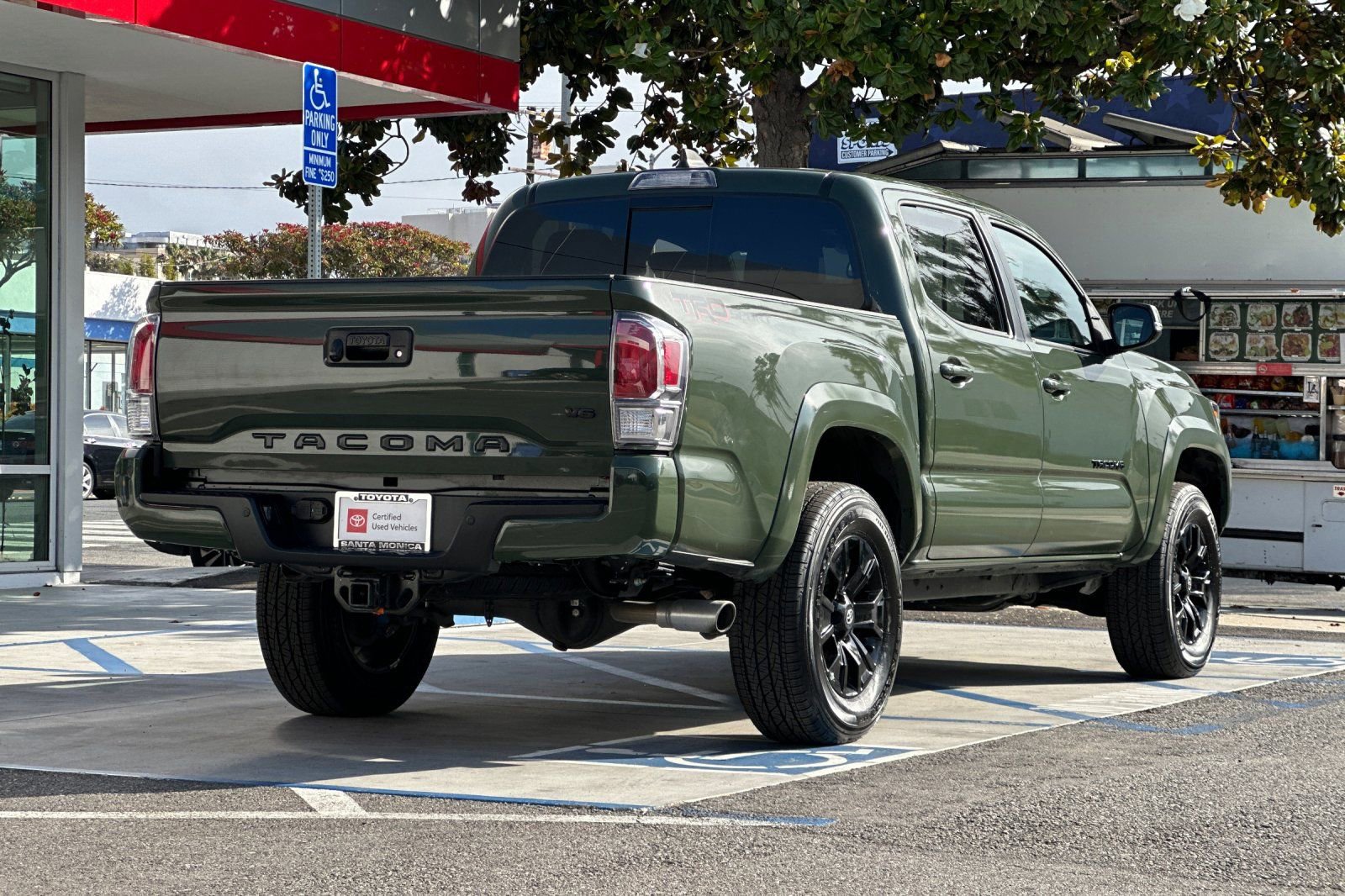 Used 2022 Toyota Tacoma TRD Sport w/ Technology Package RWD image 4