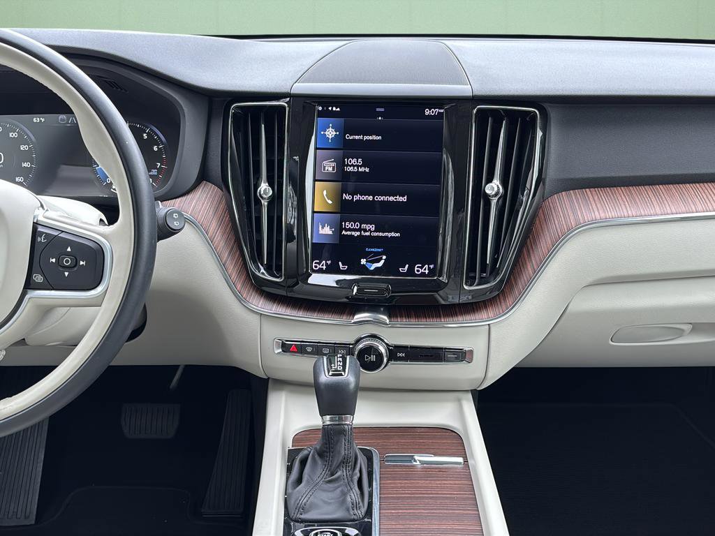Used 2021 Volvo XC60 T5 Momentum w/ Premium Package image 23