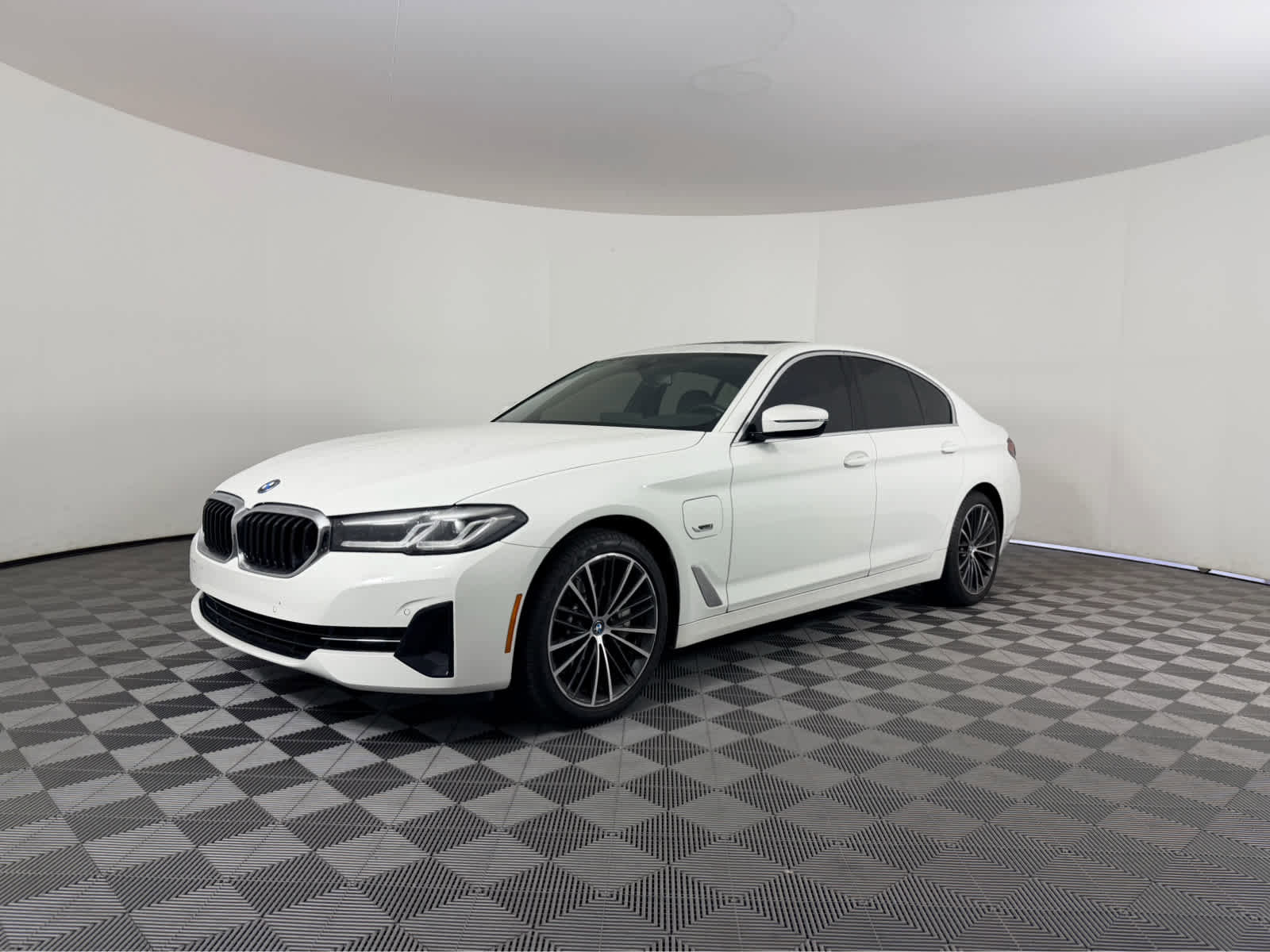 Used 2023 BMW 530e w/ Convenience Package image 8