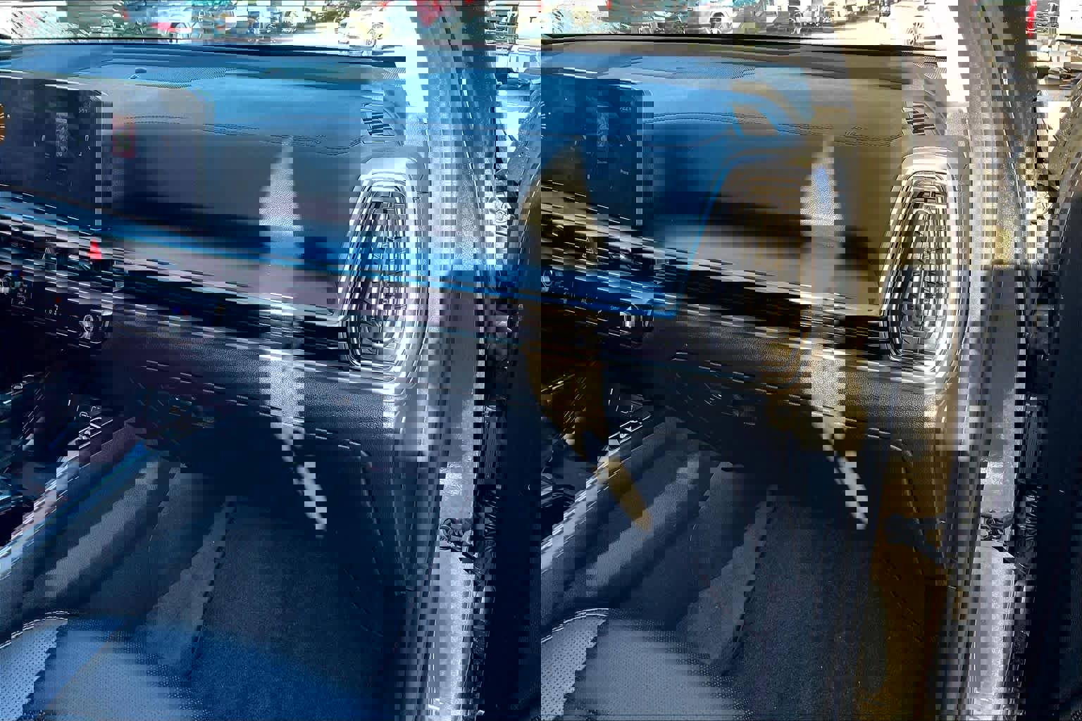 Used 2024 Kia Sorento S image 17