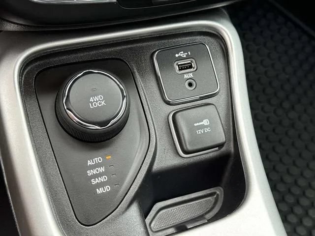 Used 2019 Jeep Compass Sport AWD/4WD image 38