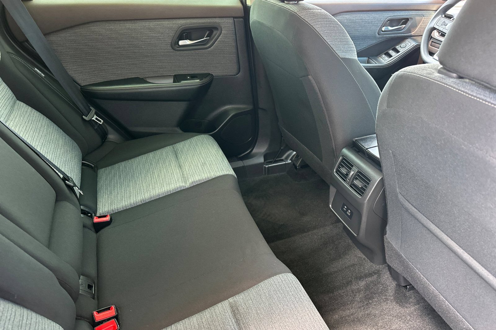 Used 2023 Nissan Rogue SV FWD image 30