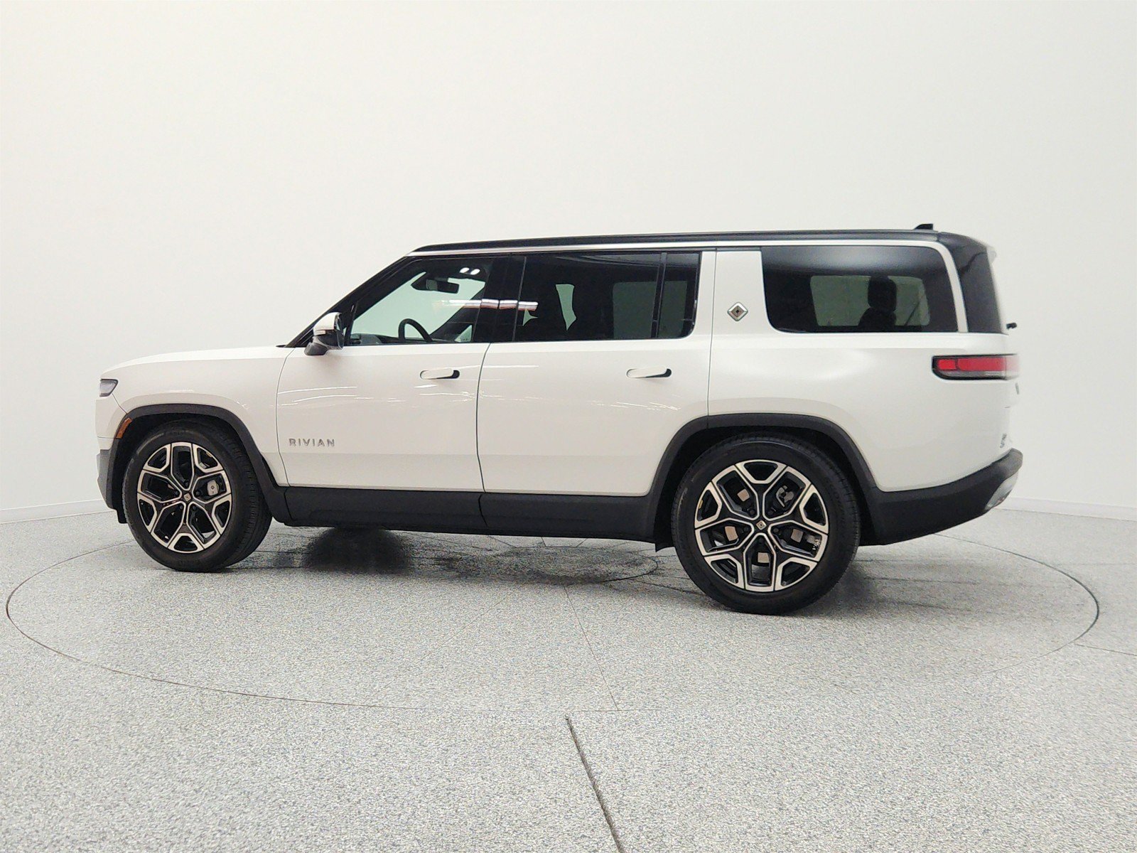 Used 2025 Rivian R1S Adventure AWD/4WD image 8