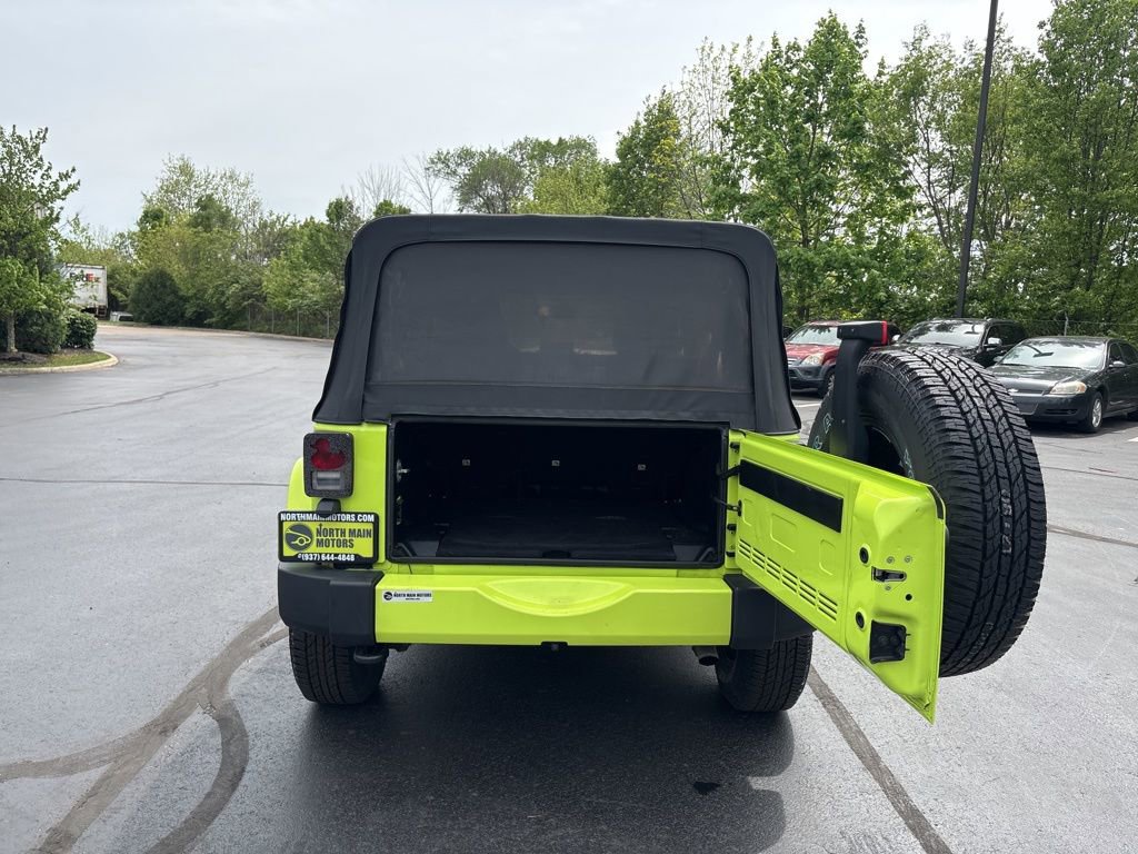 Used 2016 Jeep Wrangler Unlimited Sahara w/ Connectivity Group AWD/4WD image 29