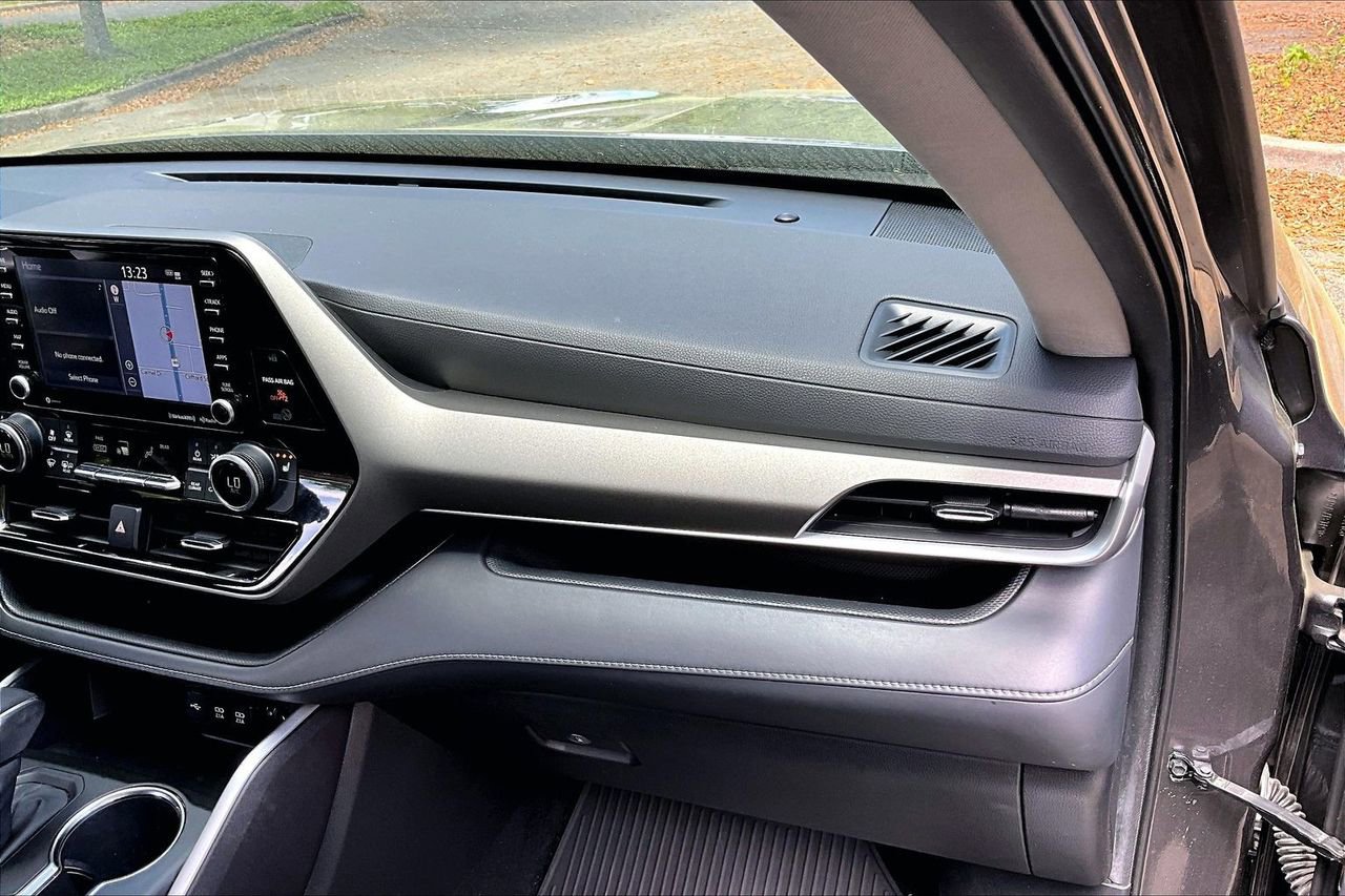 Used 2021 Toyota Highlander XLE AWD/4WD image 23