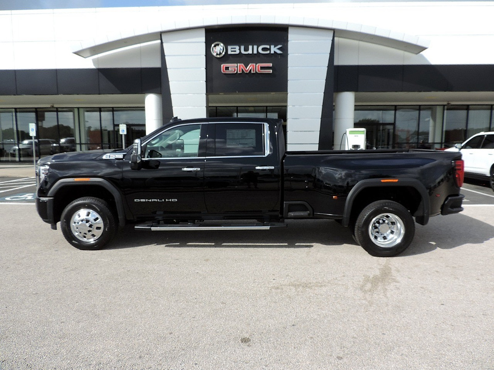 New 2026 GMC Sierra 3500 Denali w/ Denali Reserve Package AWD/4WD image 8