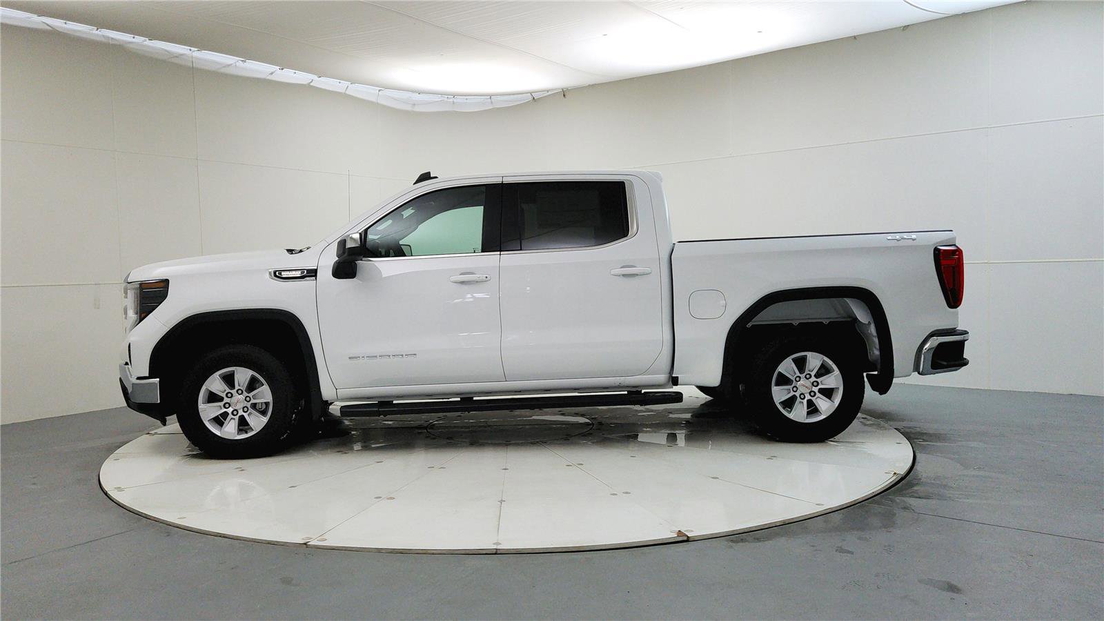 New 2026 GMC Sierra 1500 SLE image 4