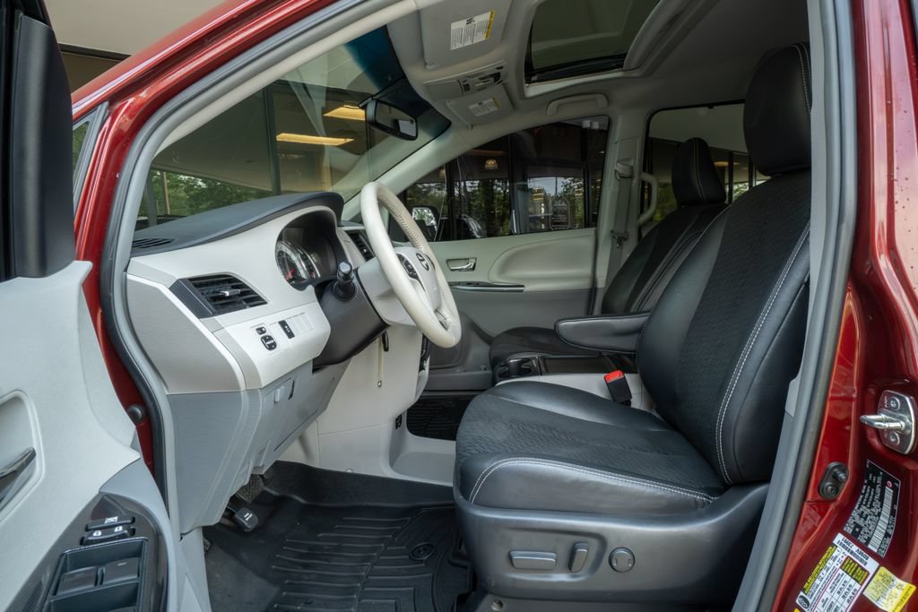 Used 2014 Toyota Sienna SE FWD image 8
