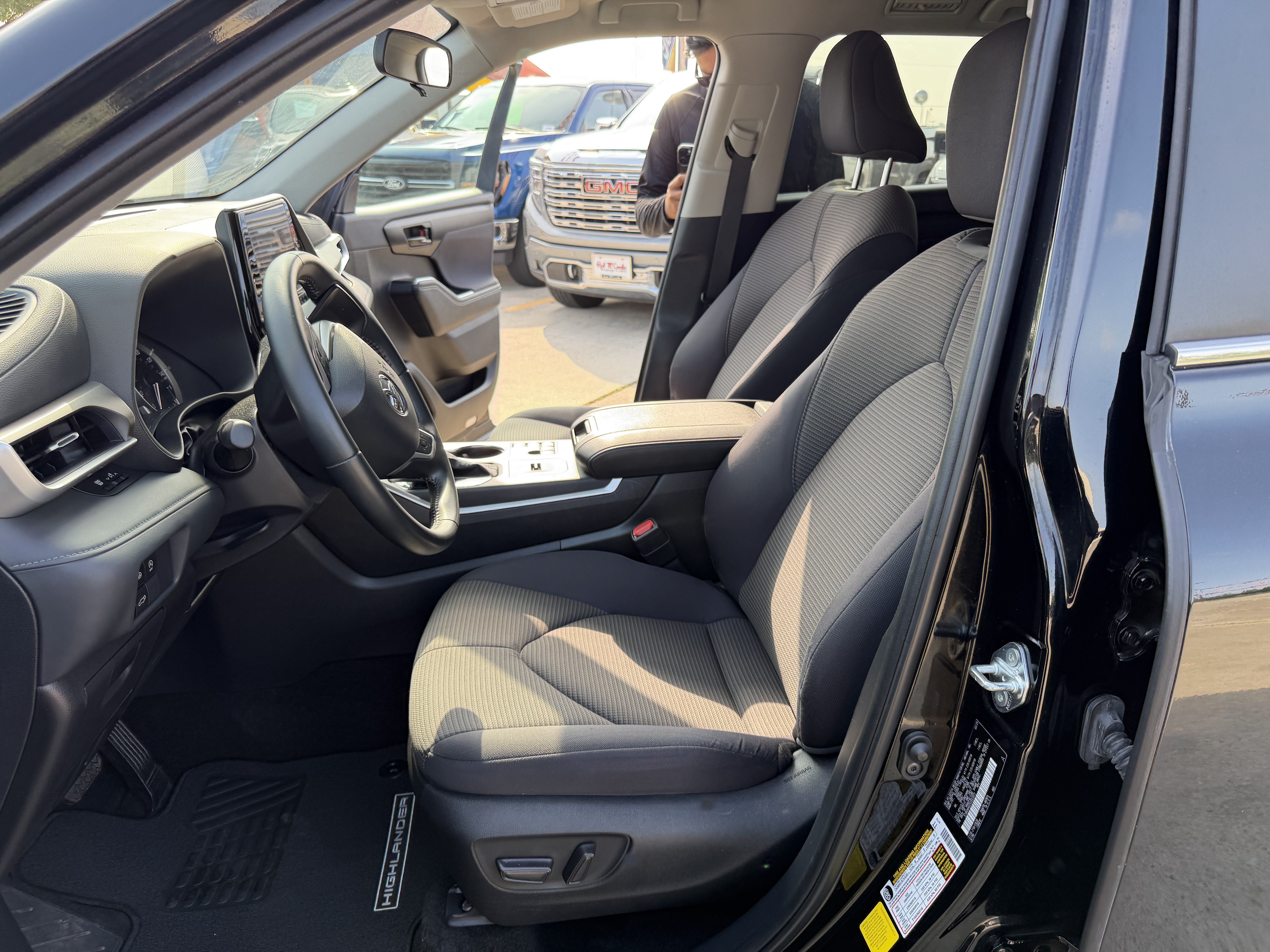 Used 2025 Toyota Highlander LE FWD image 13
