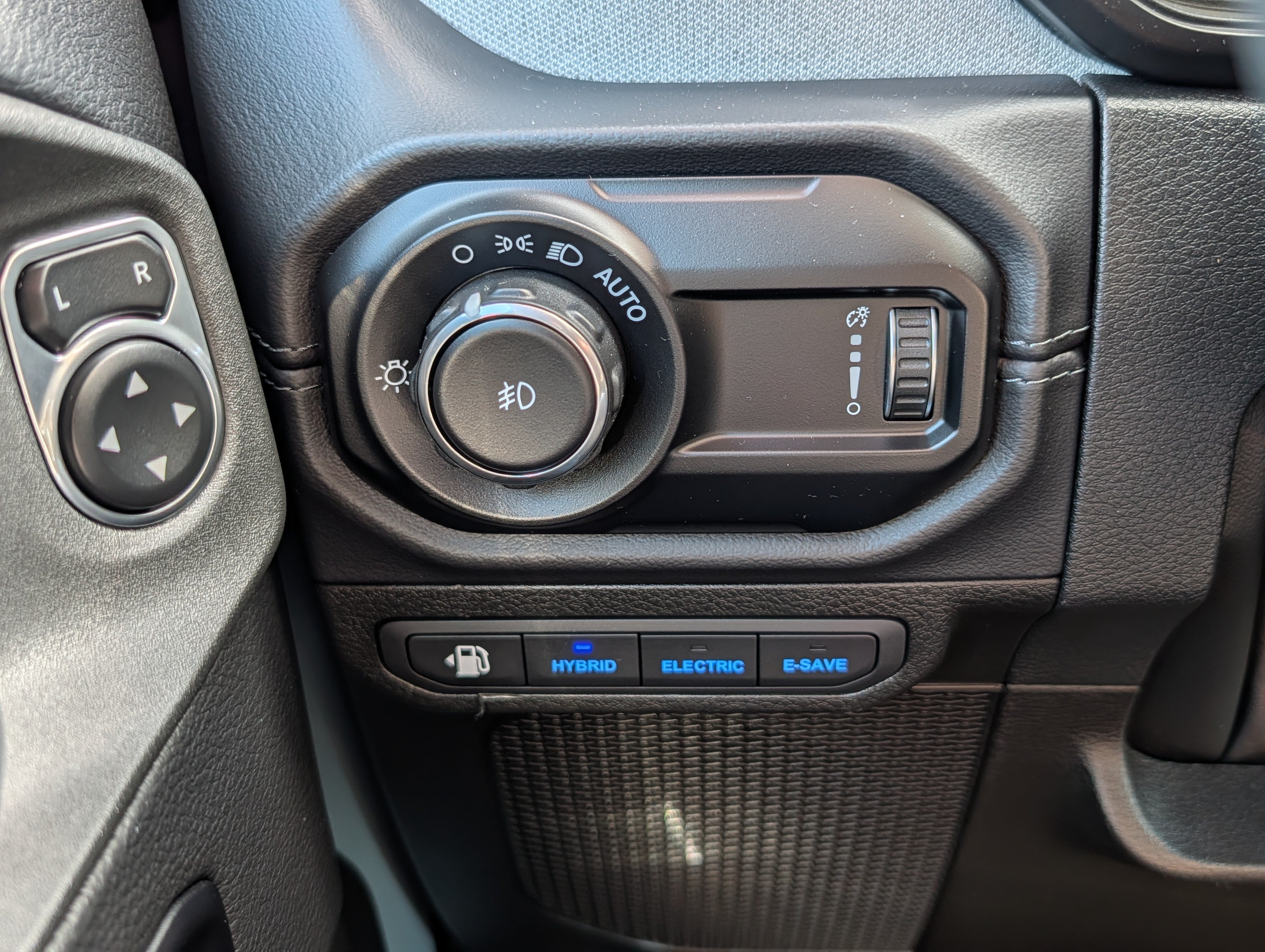 Used 2025 Jeep Wrangler Unlimited Sahara AWD/4WD image 26