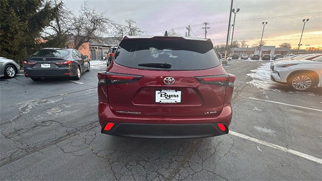 Used 2024 Toyota Highlander LE image 30