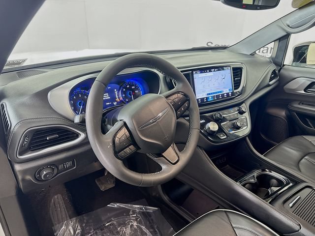 Used 2025 Chrysler Pacifica Limited FWD image 9