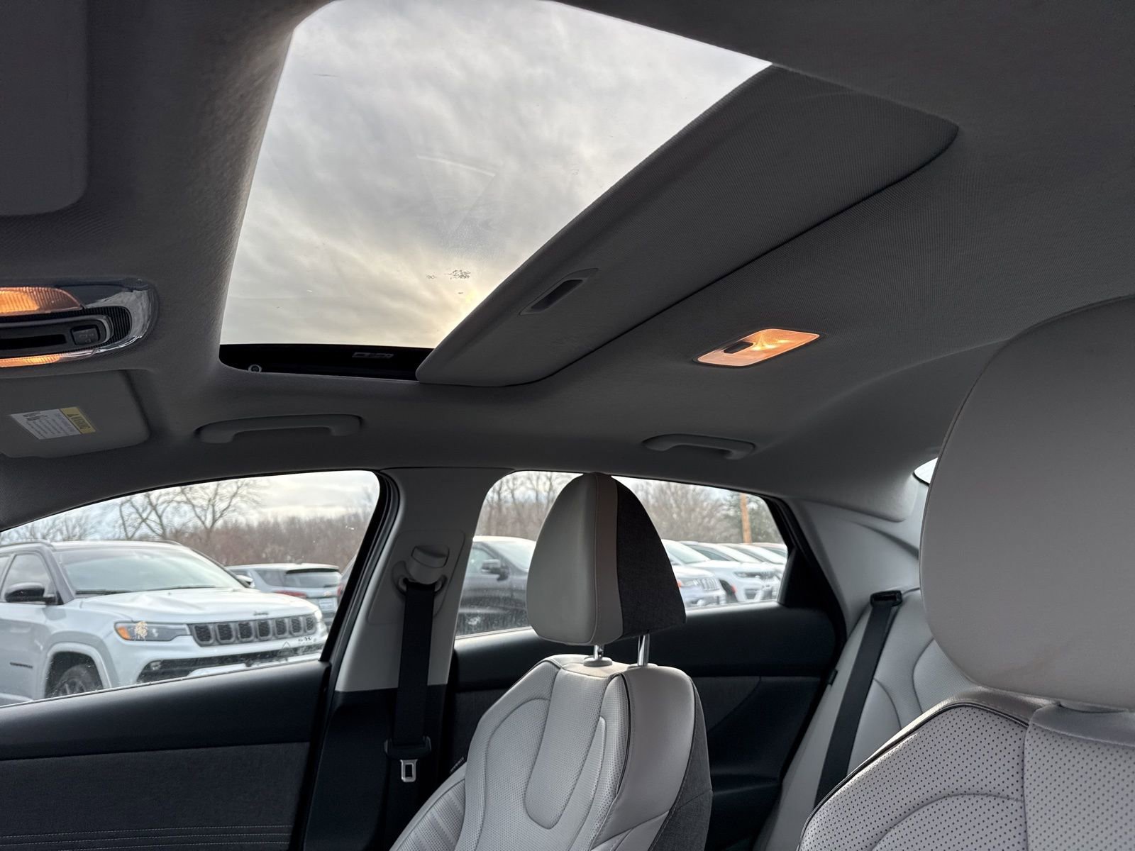 Used 2024 Hyundai Elantra Limited image 9