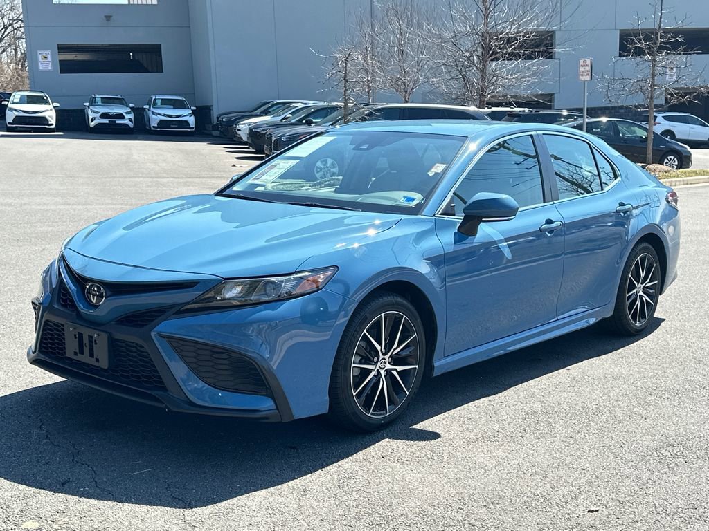 Used 2023 Toyota Camry SE image 2