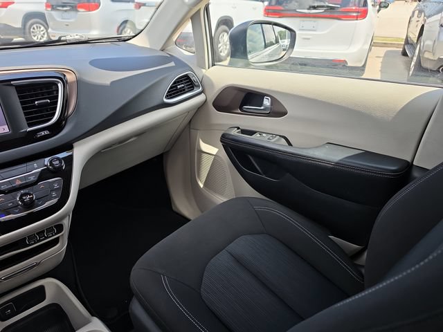 Used 2022 Chrysler Voyager LX FWD image 10