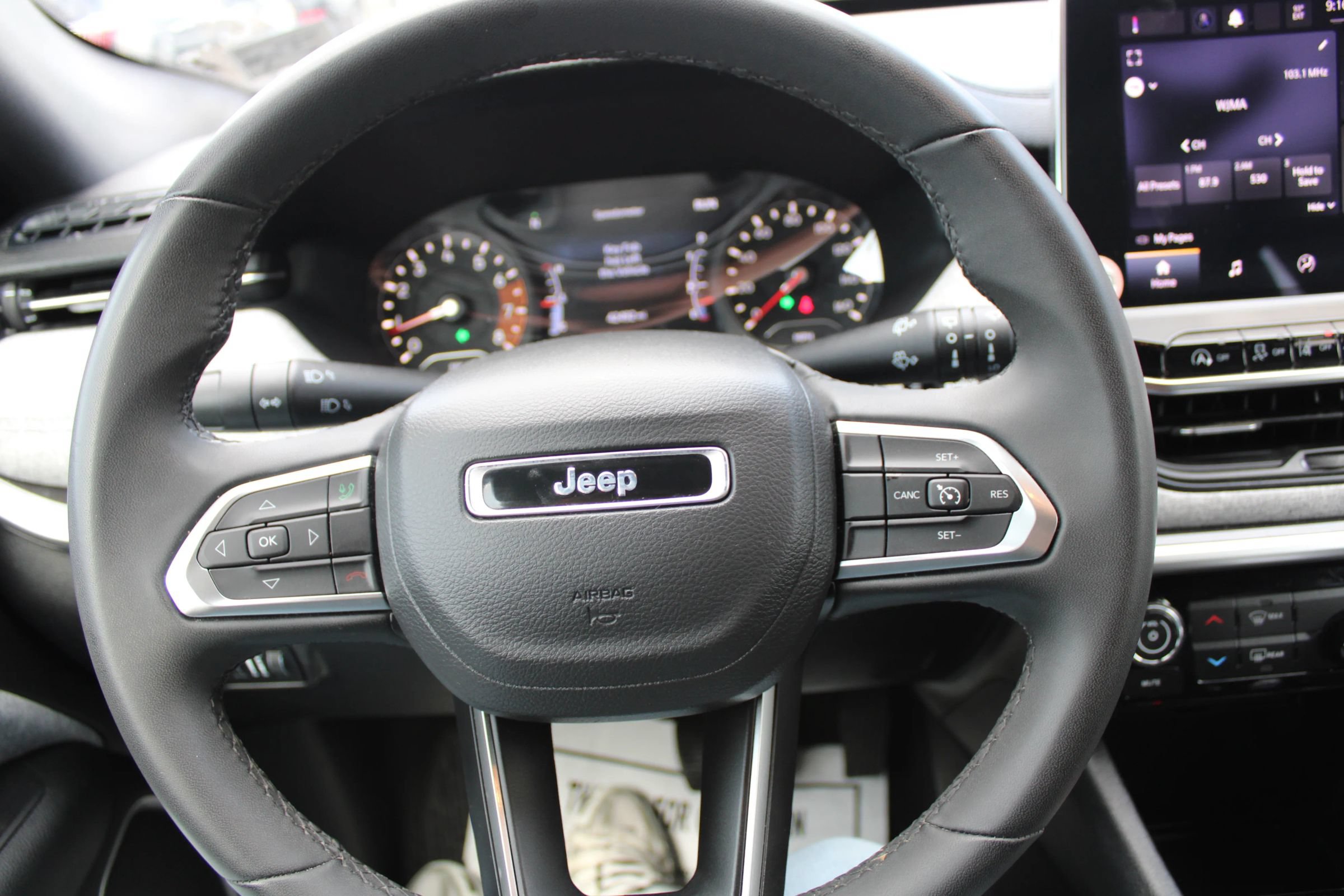 Used 2024 Jeep Compass Latitude AWD/4WD image 11