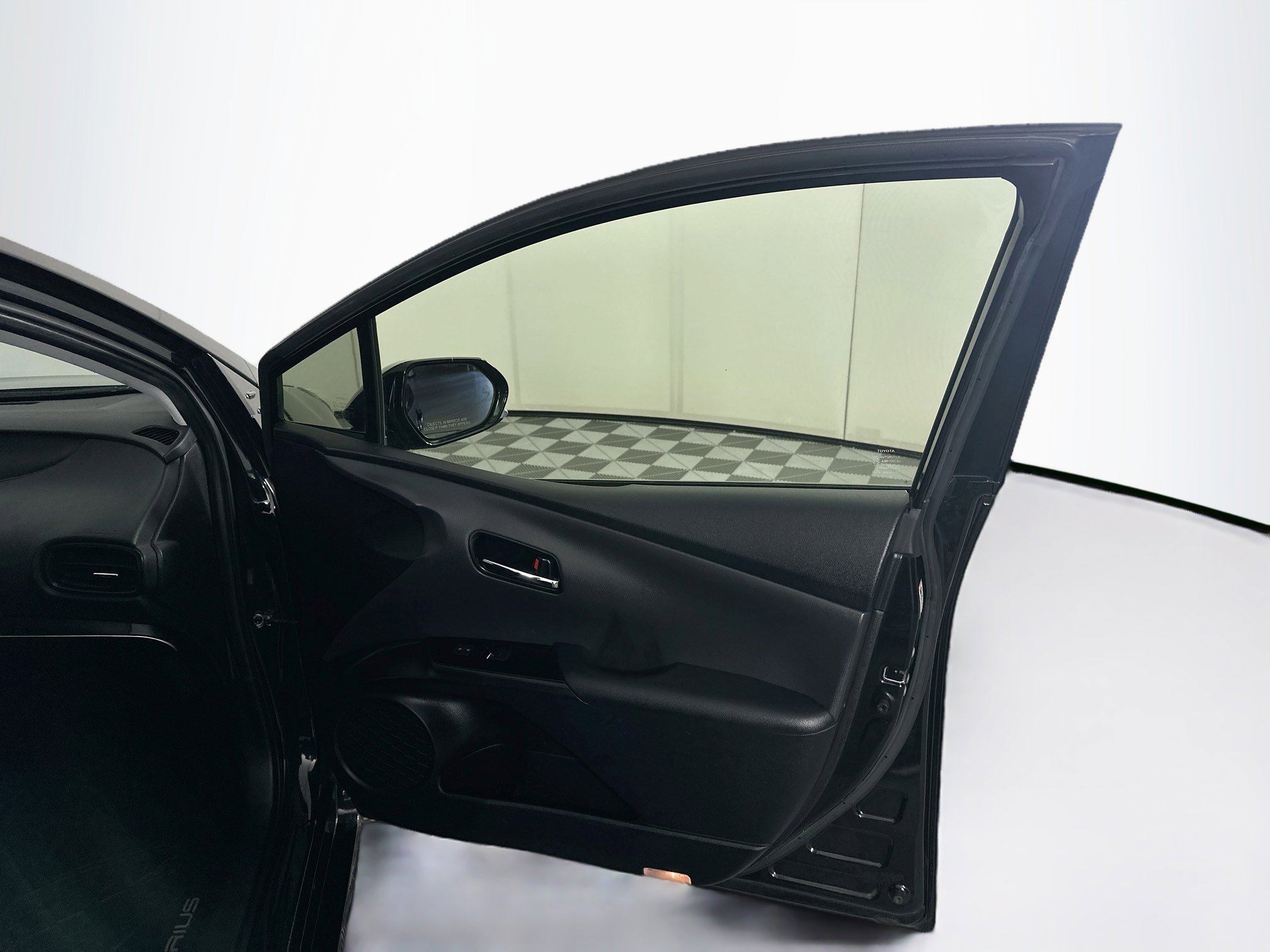 Used 2020 Toyota Prius LE FWD image 30