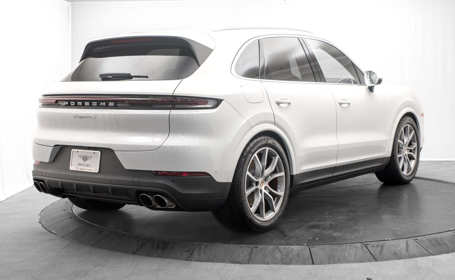 Used 2025 Porsche Cayenne S AWD/4WD image 3
