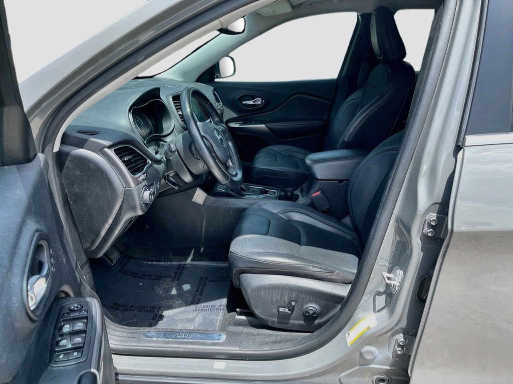 Used 2019 Jeep Cherokee Limited w/ Technology Group FWD image 21