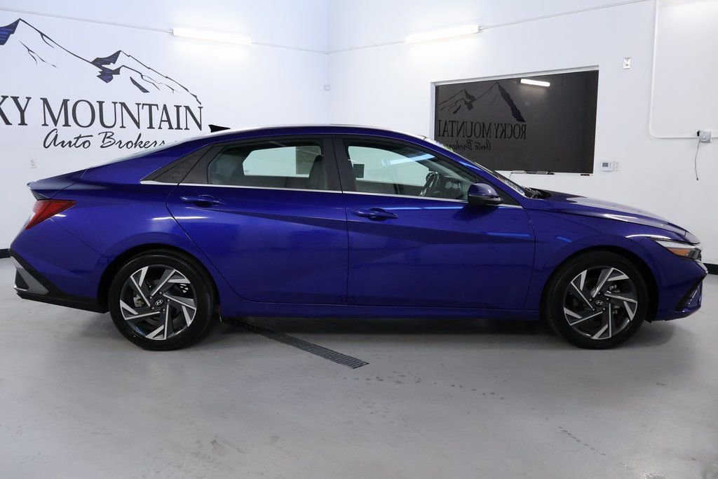 Used 2024 Hyundai Elantra Limited image 8