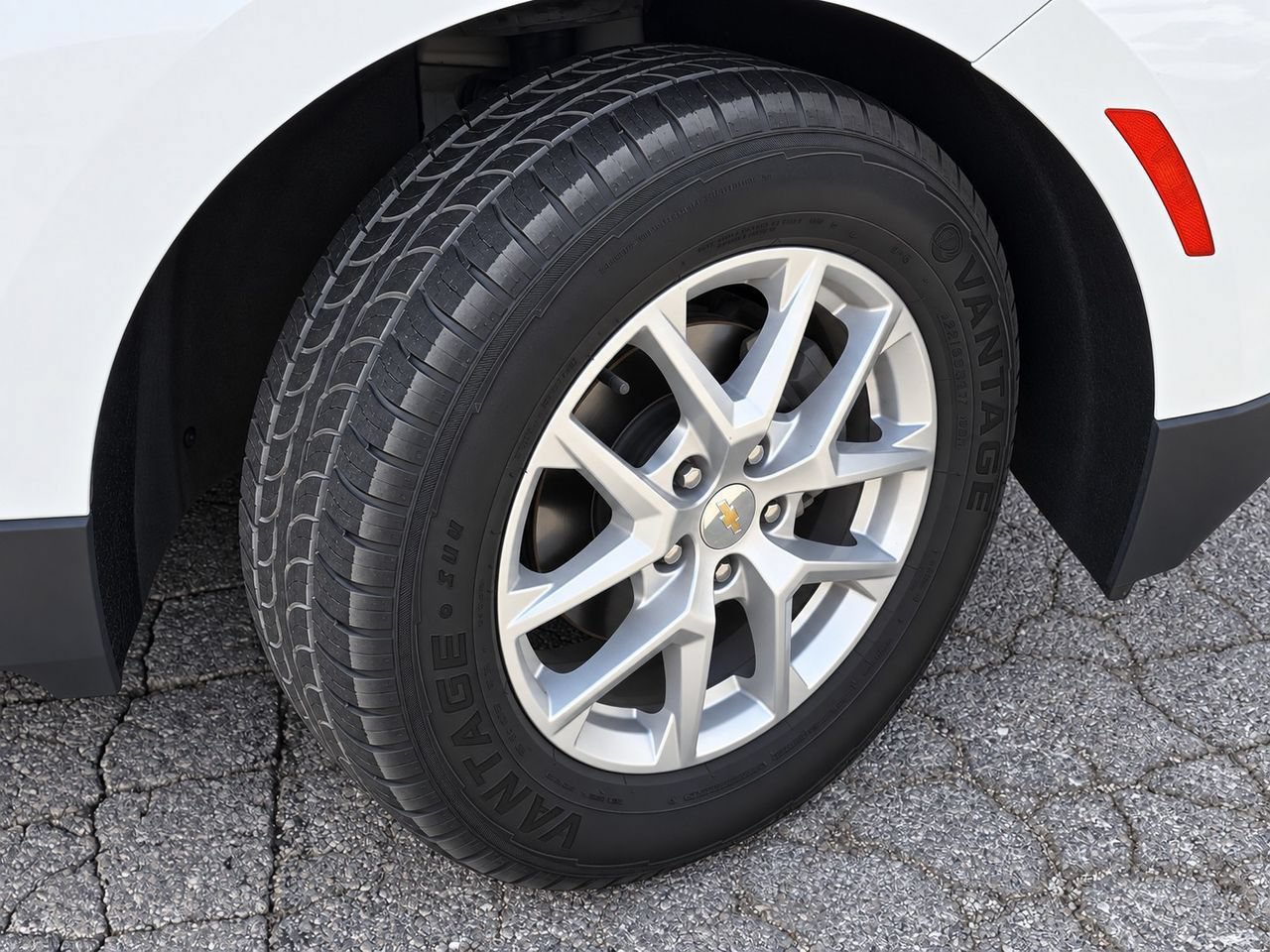 Certified 2024 Chevrolet Equinox LT AWD/4WD image 9