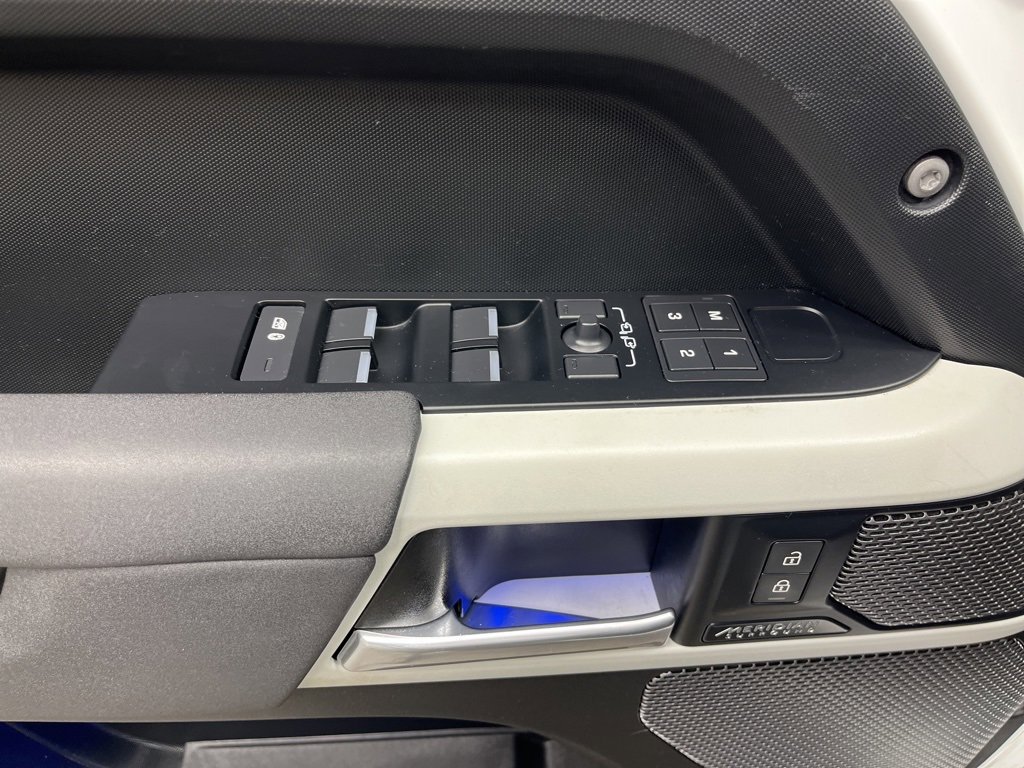 Used 2023 Land Rover Defender 110 X-Dynamic SE image 9