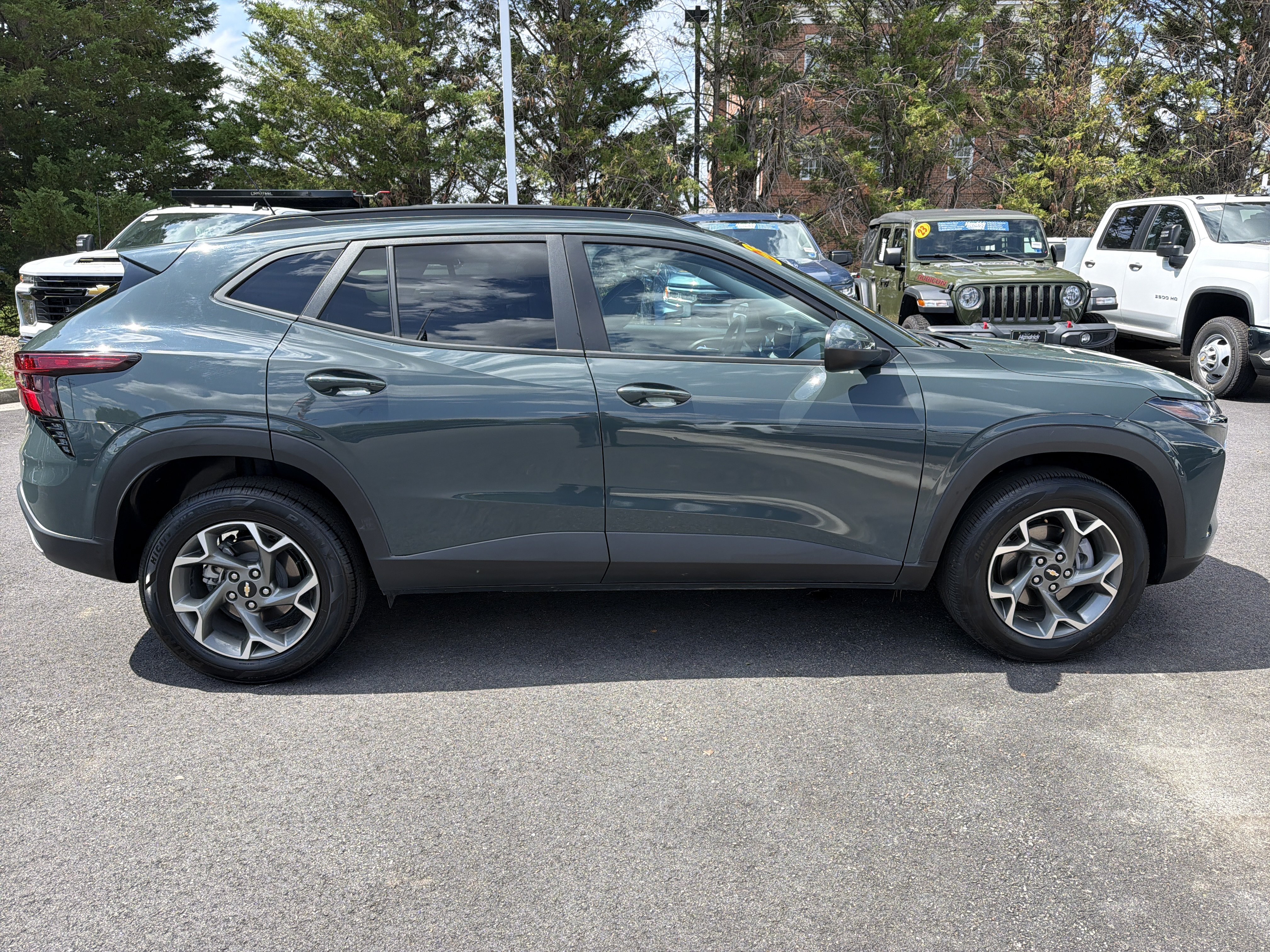 Used 2025 Chevrolet Trax LT FWD image 11